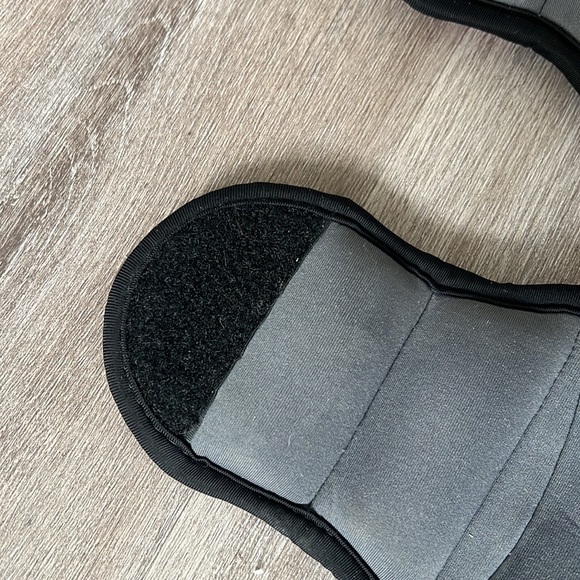 Gold gym 🏋🏻‍♀️ pink wrist or ankle weights, 1.5lbs each - Picture 4 of 5